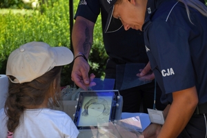 Policjanci i zaproszeni goście podczas pikniku w Ogrodach Bernardyńskich w Rzeszowie.