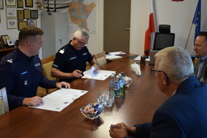 Komendant Wojewódzki Policji w Rzeszowie nadinsp. Dariusz Matusiak i zaproszeni goście podczas podpisania porozumienia w gabinecie komendanta.