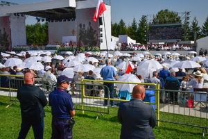 Policjanci podczas zabezpieczenia uroczystości beatyfikacyjnych w Markowej.