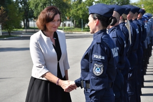 Policjanci podczas uroczystego ślubowania na placu