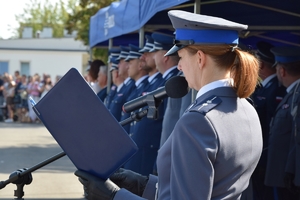 Policjanci podczas uroczystego ślubowania na placu