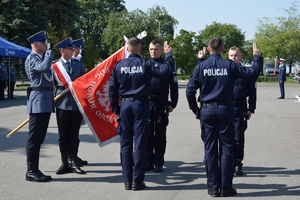 Policjanci podczas uroczystego ślubowania na placu