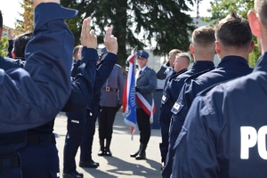 Policjanci podczas uroczystego ślubowania na placu