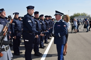 Policjanci podczas uroczystego ślubowania na placu