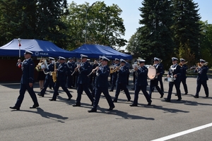 Policjanci podczas uroczystego ślubowania na placu