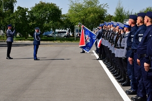 Policjanci podczas uroczystego ślubowania na placu