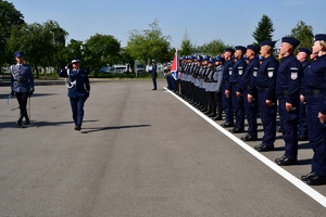 Policjanci podczas uroczystego ślubowania na placu