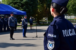 Policjanci podczas uroczystego ślubowania na placu