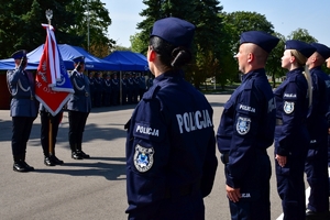 Policjanci podczas uroczystego ślubowania na placu