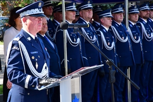 Policjanci podczas uroczystego ślubowania na placu
