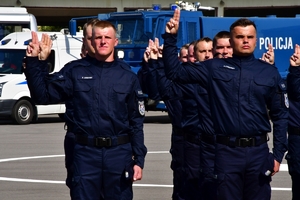 Policjanci podczas uroczystego ślubowania na placu