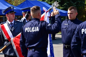 Policjanci podczas uroczystego ślubowania na placu