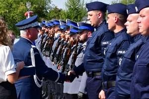 Policjanci podczas uroczystego ślubowania na placu OPP w Rzeszowie