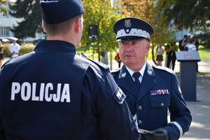 Policjanci podczas uroczystego ślubowania na placu OPP w Rzeszowie