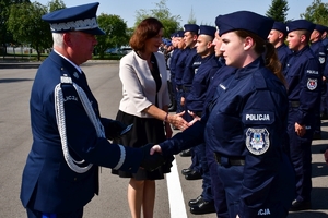 Policjanci podczas uroczystego ślubowania na placu OPP w Rzeszowie