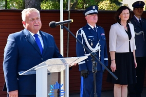 Policjanci podczas uroczystego ślubowania na placu OPP w Rzeszowie