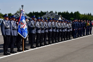 Policjanci podczas uroczystego ślubowania na placu OPP w Rzeszowie