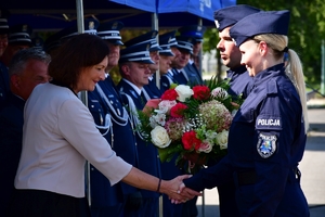 Policjanci podczas uroczystego ślubowania na placu OPP w Rzeszowie
