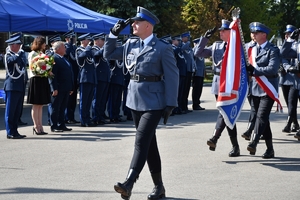 Policjanci podczas uroczystego ślubowania na placu OPP w Rzeszowie