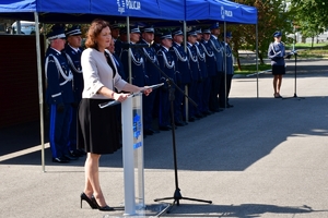 Policjanci podczas uroczystości ślubowania na placu OPP w Rzeszowie