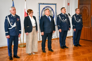 Policjanci i policjantki odbierają awanse i odznaczenia w auli Komendy Wojewódzkiej Policji w Rzeszowie