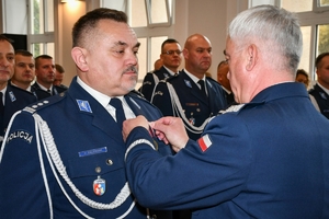 Policjanci i policjantki odbierają awanse i odznaczenia w auli Komendy Wojewódzkiej Policji w Rzeszowie