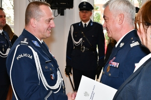 Policjanci i policjantki odbierają awanse i odznaczenia w auli Komendy Wojewódzkiej Policji w Rzeszowie