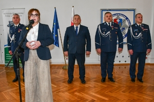 Policjanci i policjantki odbierają awanse i odznaczenia w auli Komendy Wojewódzkiej Policji w Rzeszowie