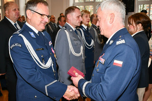 Policjanci podczas wręczenie awansów i odznaczeń