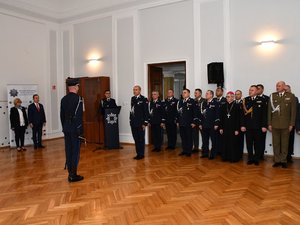 Nadinspektor Dariusz Matusiak pożegnał się ze sztandarem Podkarpackiej Policji. Jego obowiązki powierzono inspektorowi Jarosławowi Tokarczykowi