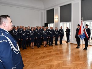 Nadinspektor Dariusz Matusiak pożegnał się ze sztandarem Podkarpackiej Policji. Jego obowiązki powierzono inspektorowi Jarosławowi Tokarczykowi