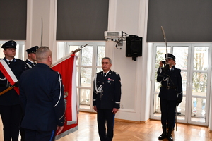 Nadinspektor Dariusz Matusiak pożegnał się ze sztandarem Podkarpackiej Policji. Jego obowiązki powierzono inspektorowi Jarosławowi Tokarczykowi
