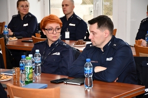 Policjanci podczas szkolenia w auli Komendy Wojewódzkiej Policji w Rzeszowie