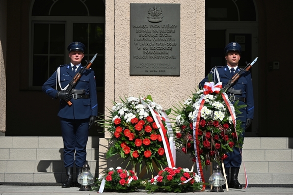 Policjanci oddają hołd poległym policjantom.