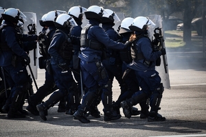 Policyjni jeźdźcy na koniach podczas przygotowań do atestacji na placu Oddziału Prewencji Policji w Rzeszowie