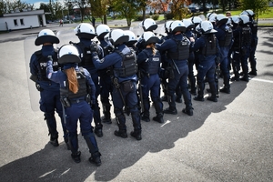 Policyjni jeźdźcy na koniach podczas przygotowań do atestacji na placu Oddziału Prewencji Policji w Rzeszowie