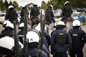 Policyjni jeźdźcy na koniach podczas przygotowań do atestacji na placu Oddziału Prewencji Policji w Rzeszowie