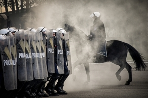 Policyjni jeźdźcy na koniach podczas przygotowań do atestacji na placu Oddziału Prewencji Policji w Rzeszowie