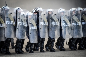 Policyjni jeźdźcy na koniach podczas przygotowań do atestacji na placu Oddziału Prewencji Policji w Rzeszowie