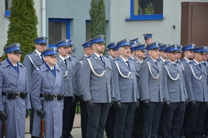 Policjanci  z jednostki w Kępnie w mundurach wyjściowych stoją na baczność w dwuszeregu.