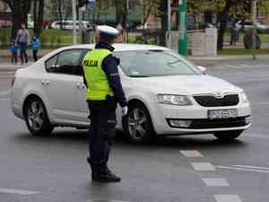 policjant kieruje ruchem