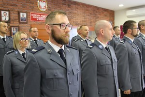 wyróżnieni policjanci stoja w rzedzie