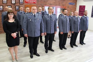 odznaczeni policjanci i pracownicy policji stoją w rzedzie