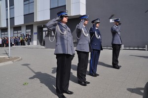 Komendant z Jarocina, Komendant Wojewódzki i dwóch innych oficerów oddają honor przed obeliskiem.
