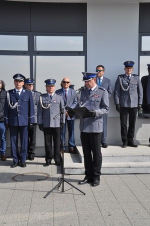 Komendant Wojewódzki odczytuje przemówienie na tle zaproszonych gości.