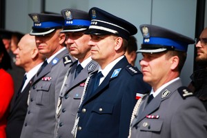 Czterech oficerów Policji w tym jeden w nowym mundurze wyjściowym.