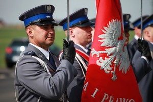 Poczet sztandarowy oddający honor i sztandar.