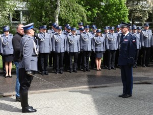 Komendant Wojewódzki Policji w Poznaniu odbiera meldunek od dowódcy uroczystości. W tle stoi kadra kierownicza wielkopolskiej Policji.