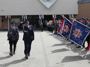 Komendant Wojewódzki robi przegląd pododdziałów Policji. Obok niego idzie dowódca uroczystości.