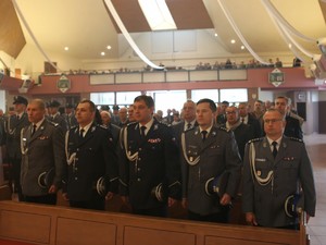 Wnętrze kościoła, w pierwszej ławce komendant wojewódzki, dyrektor biura historii i tradycji kgp i trzech zastępców komendanta wojewódzkiego.